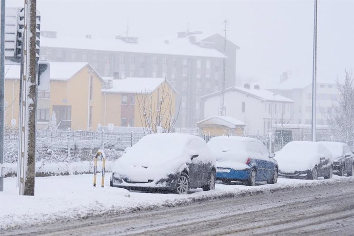 Archivo - Arquivo - Vários carros cobertos de neve em 18 de janeiro de 2023 em Cantabria (Espanha). A Agência Meteorológica do Estado (Aemet) ativou os alertas amarelo e laranja para chuva e neve na Cantábria, enquanto o Governo da Cantábria ativou os ale