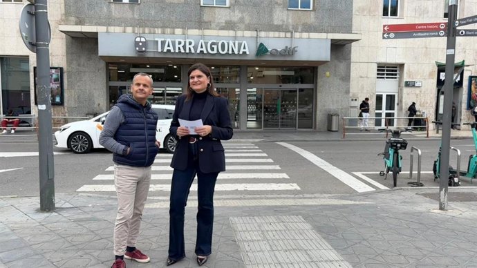 La diputada del PP en el Congreso Elisa Vedrina ante la estación de Tarragona