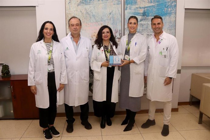 Profesionales del Hospital Virgen Macarena con el premio QH.