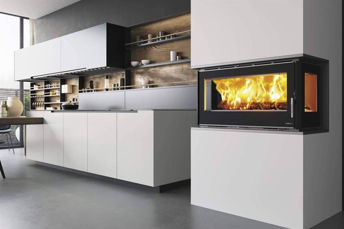 Carbel fabrica chimeneas y estufas de leña de alta eficiencia y diseño contemporáneo