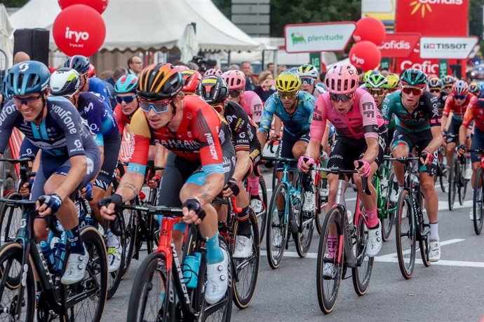 Archivo - El pelotón de ciclistas durante la 21 etapa de la Vuelta ciclista a España 2023 en el Hipódromo de la Zarzuela, a 17 de septiembre de 2023, en Madrid (España). La 78º edición de La Vuelta Ciclista a España comenzó el pasado 26 de agosto en Barce