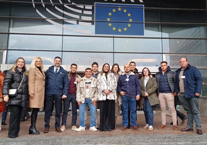 La consejera Sara Rubira junto a una delegación de jóvenes agricultores de la Región de Murcia en el Parlamento Europeo