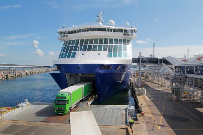 Un camión transportado en un barco