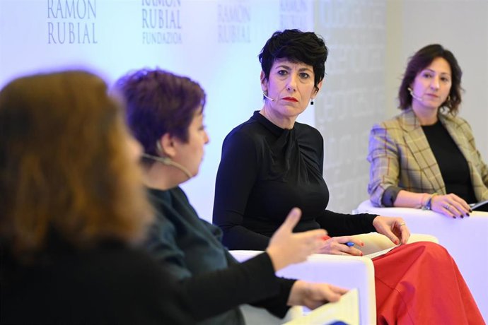 La ministra de Inclusión, Seguridad Social y Migraciones, Elma Saiz (c), participa en la mesa redonda 'La vulneración de los derechos humanos en redes', a 20 de noviembre de 2025, en Bilbao.