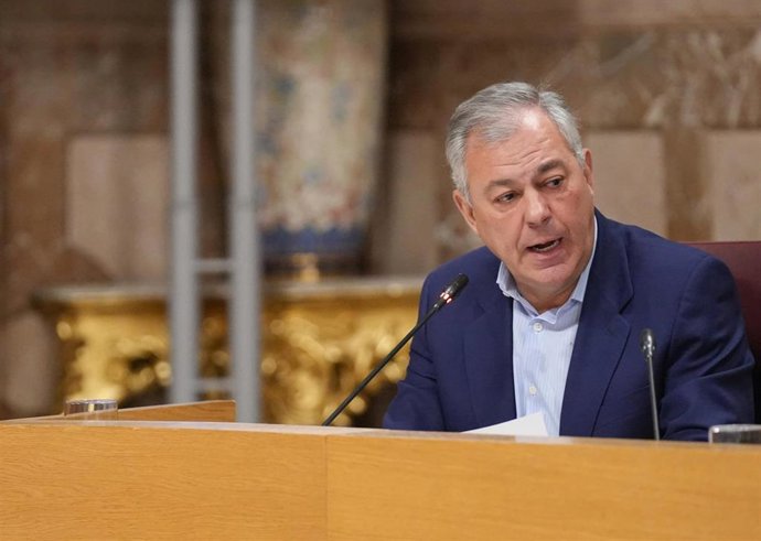 Archivo - El alcalde de Sevilla, José Luis Sanz, durante su intervención en el Pleno extraordinario sobre el estado de la ciudad. Imagen de archivo.