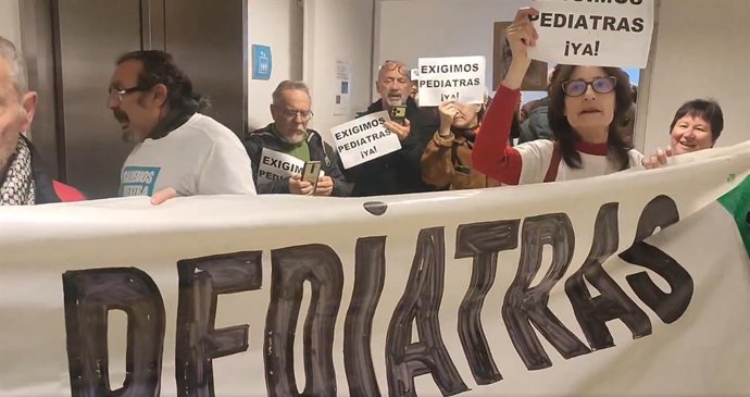Vecinos se encierran en la Gerencia de Atención Primaria para reclamar más pediatras