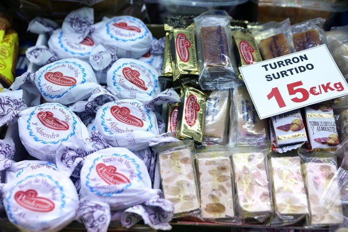 Archivo - Turrón y mazapán en un puesto en el Mercado de San Isidro 
