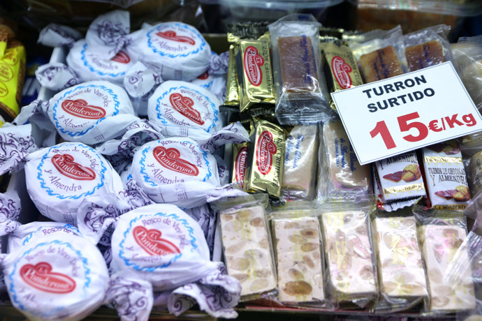 Archivo - Turrón y mazapán en un puesto en el Mercado de San Isidro 