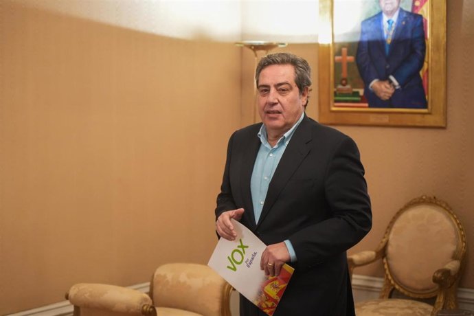 El  síndic de VOX en Les Corts Valencianes, José María Llanos, durante una reunión, en Les Corts Valencianes
