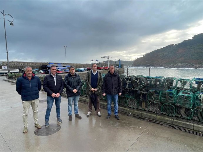 El consejero de Medio Rural y Política Agraria, Marcelino Marcos; el director general de Pesca Marítima, Francisco González, y el alcalde de Villaviciosa, Alejandro Vega, en Tazones.