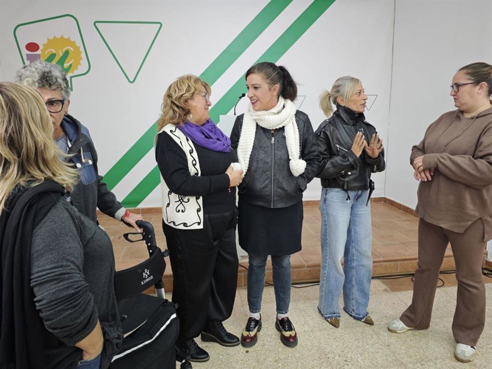 La Coordinadora Provincial De IU Málaga, Toni Morillas, Y La Responsable De La Red De Feminismos De IU Málaga, Victoria Morales, En Rueda  De Prensa