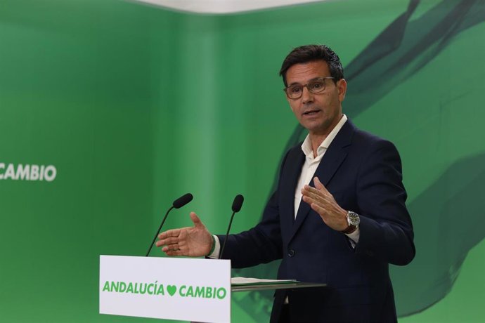 El portavoz del PSOE-A, Francisco Cuenca, en rueda de prensa en la sede del partido en Sevilla.