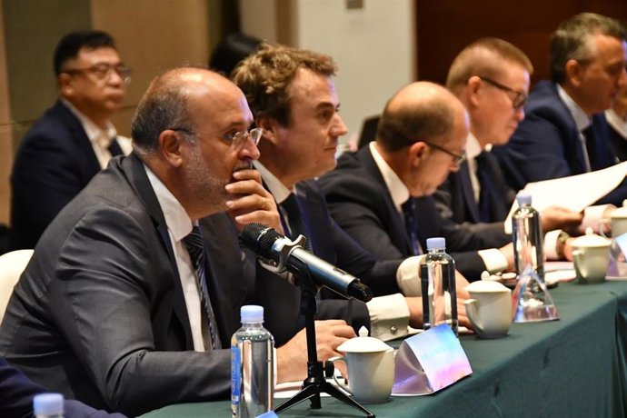 El vicepresidente primero del Gobierno de Castilla-La Mancha, José Luis Martínez Guijarro, se reúne con dirigentes del distrito de Guangling, en Yangzhou (China).