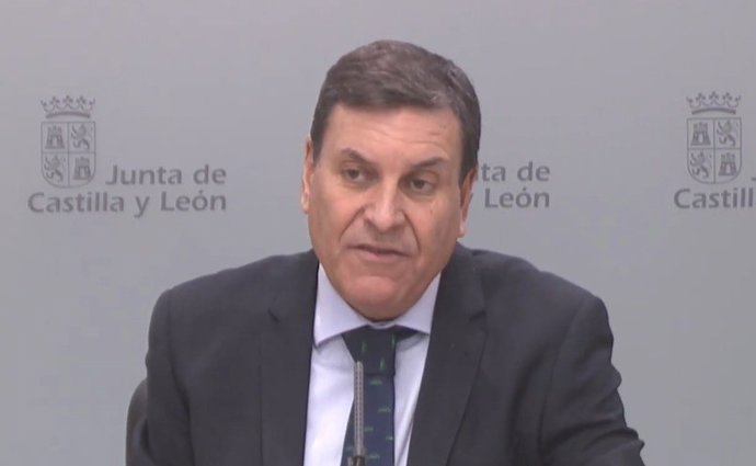 El consejero de Economía y Hacienda y portavoz, Carlos Fernández Carriedo, comparece en rueda de prensa tras el Consejo de Gobierno