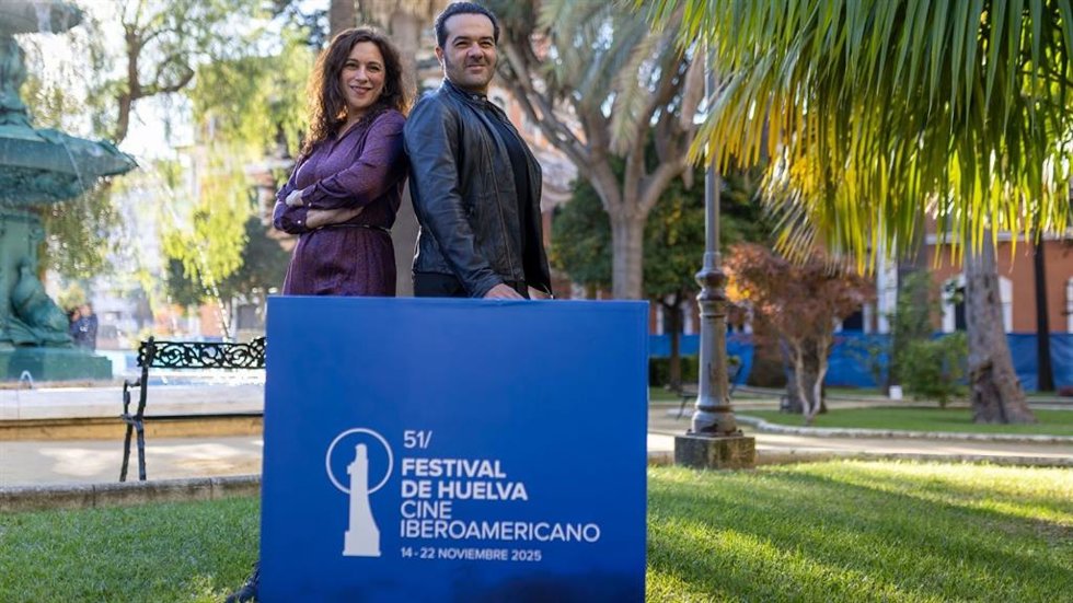 El director de 'Pendaripen', Alfonso  Sánchez, y la productora del documental, Agus Jiménez, en el Festival de Huelva.