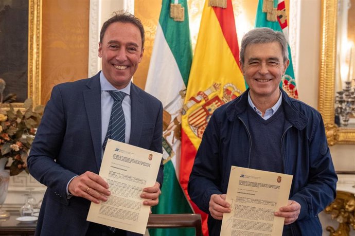 El consejero delegado de la Empresa Provincial de Vivienda y Suelo de la Diputación de Cádiz, José Manuel Cossi, y el alcalde de Algodonales, Ángel Acuña, en la firma de un convenio para construir viviendas en este pueblo de Cádiz