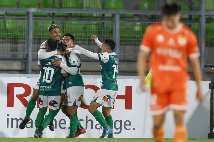Futbol, Santiago Wanderers vs Cobreloa. Liguilla de asceso 2025. El jugador de Santiago Wanderers Ethan Espinoza, izquierda, celebra con sus companeros tras marcar un gol contra Cobreloa durante un partido de la liguilla de ascenso a la primera division