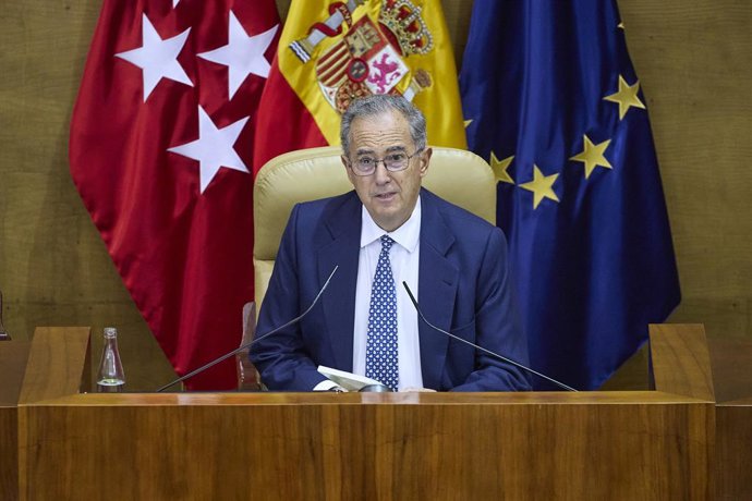 O Presidente da Assembleia de Madri, Enrique Ossorio, durante uma sessão plenária da Assembleia de Madri, em 20 de novembro de 2025, em Madri (Espanha).