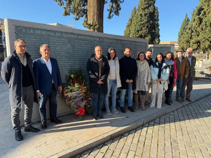 (Desde Izda.) Valero, Santiago Y Alba, Junto A Cargos Públicos Y Orgánicos De IU En Córdoba, Ante Los Muros De La Memoria Del Cementerio De La Salud.