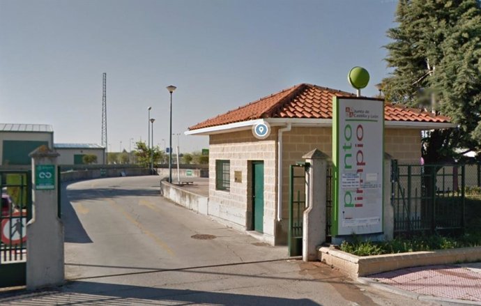 Archivo - Acceso a un punto limpio de Valladolid.
