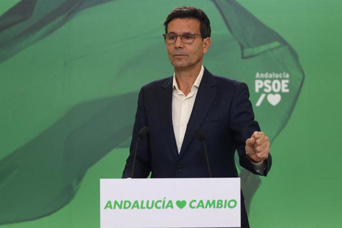 El portavoz del PSOE-A, Francisco Cuenca, en rueda de prensa en la sede del partido en Sevilla.