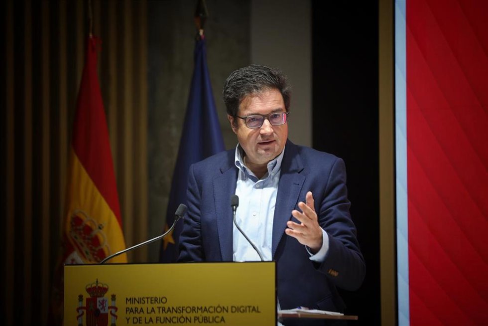 Archivo - El ministro para la Transformación Digital y de la Función Pública, Óscar López, durante la presentación del informe de balance del programa 'Kit Digital', a 17 de noviembre en la sede del Ministerio para la Transformación Digital, en Madrid (