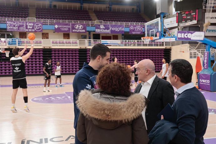 El alcalde de Valladolid, Jesús Julio Carnero, y la concejal de Participación Ciudadana y Deportes, Mayte Martínez, en la visita al pabellón Pisuerga, donde se llevan a cabo obras de urgencia para reparar las cubiertas.