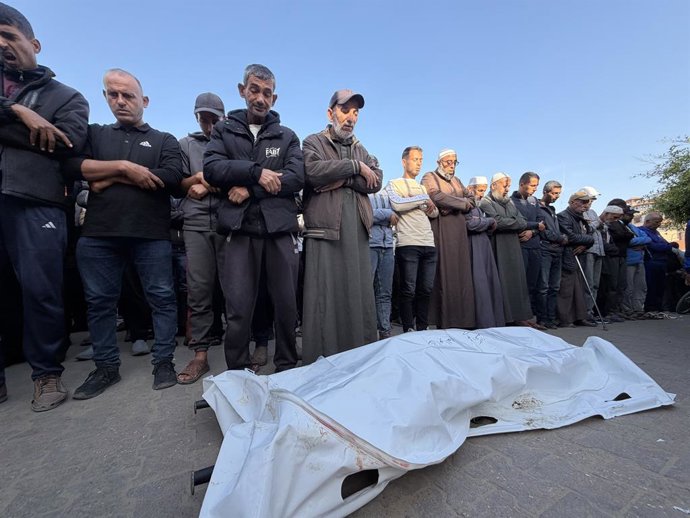 20 de novembro de 2025, Khan Yunis, Faixa de Gaza, Território Palestino: Parentes dos palestinos mortos no ataque israelense à região de Bani Suheila choram quando os corpos são levados ao Hospital Nasser para a cerimônia fúnebre em Khan Yunis, Gaza, em 2