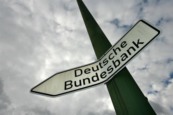 Archivo - FILED - 12 October 2009, Hesse, Frankfurt_Main: A sign in Frankfurt am Main points to the headquarters of the German Bundesbank. Photo: Marius Becker/dpa