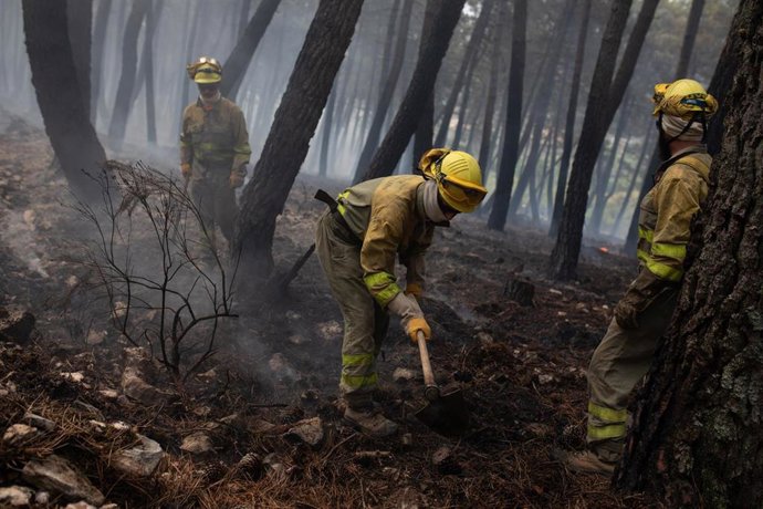 Archivo - Bomberos trabajan en la extinción de un incendio.