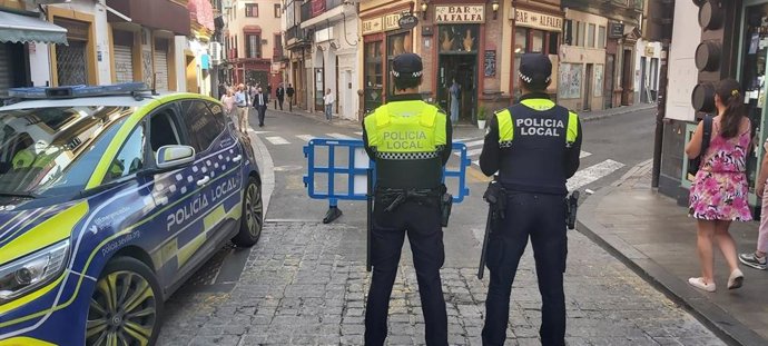 Archivo - Agentes en un servicio especial en el centro