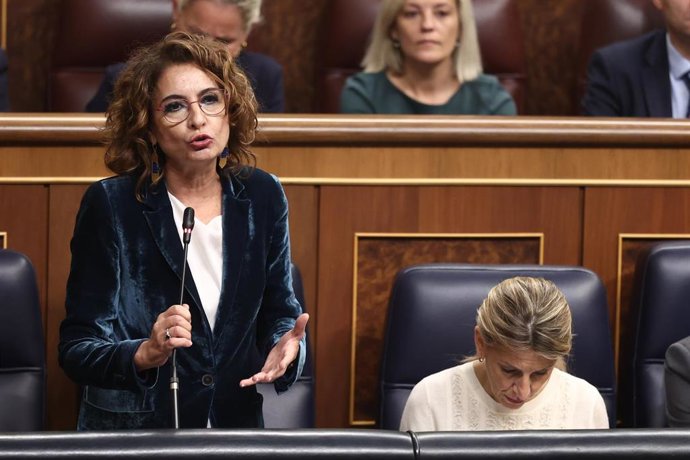 La vicepresidenta primera y ministra de Hacienda, María Jesús Montero, durante una sesión de control al Gobierno, en el Congreso de los Diputados, a 19 de noviembre de 2025, en Madrid (España). 