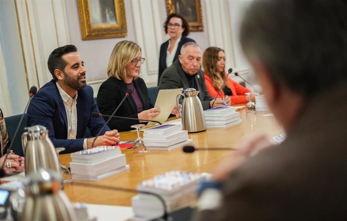 Diputados de PSPV y Compromís durante una reunión, en Les Corts Valencianes