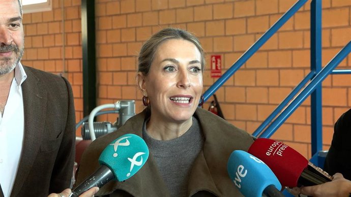 La presidenta de la Junta de Extremadura, María Guardiola, en declaraciones a los medios en Monterrubio de la Serena (Badajoz)