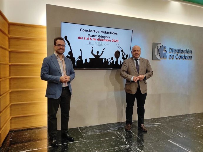 El delegado de Cultura de la Diputación, Gabriel Duque (dcha.), y el gerente de la Orquesta de Córdoba, Roberto Palmer, presentan el Programa de Conciertos Didácticos.