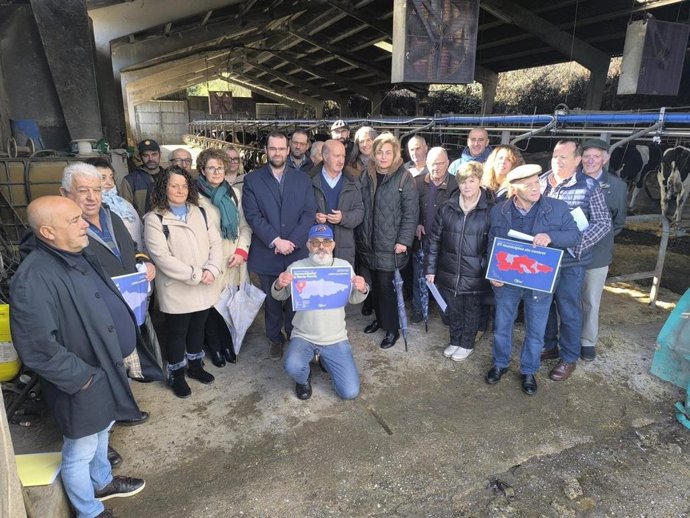 El diputado del PP Luis Venta, con ganaderos de Tapia
