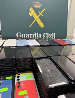 Teléfonos móviles hallados ocultos en un vehículo que iba a Tánger.