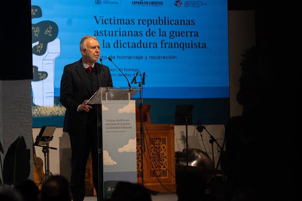 El ministro de Política Territorial y Memoria Democrática, Ángel Víctor Torres, interviene durante un homenaje a las víctimas republicanas, a 20 de noviembre de 2025, en El Entrego, San Martín del Rey Aurelio, Asturias (España). Asisten a un acto de hom