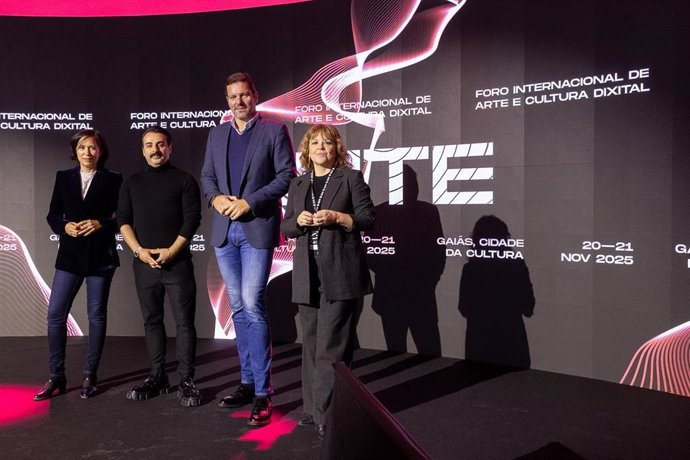 Ferdi Alici, director de Ouchhh Studio, junto al Conselleiro de Cultura, Lingua e Xuventude, José López Campos