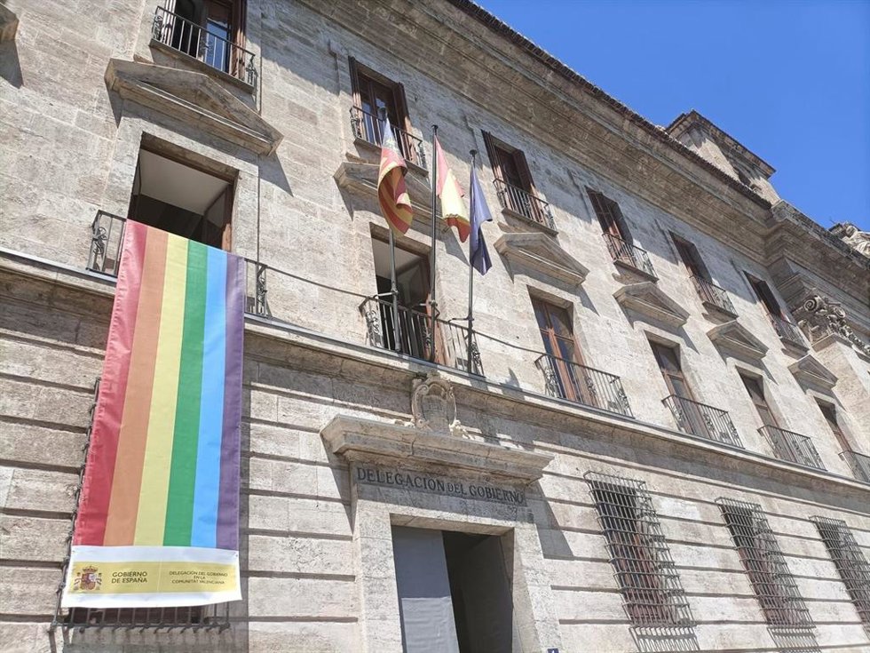 Bandera desplegada en la sede de Delegación del Gobierno el Día del Orgullo de 2023