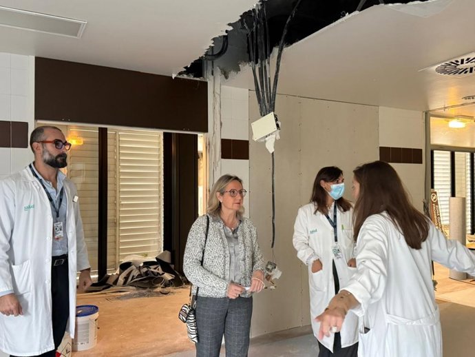 El director del Clínico, Diego Rodríguez Mena, y la gerente del SALUD, Ana Castillo, visitan la zona que se está remodelando para crear una unidad ambulatoria de cirugía oftalmológica.