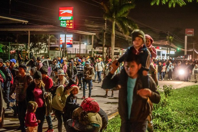 Archivo - Arquivo - 15 de janeiro de 2020, San Pedro Sula, Honduras: Os migrantes caminham com seus filhos em direção à fronteira da Guatemala às 4h da manhã, no primeiro dia de sua jornada para a fronteira com os EUA. Os migrantes estão fugindo da pobrez