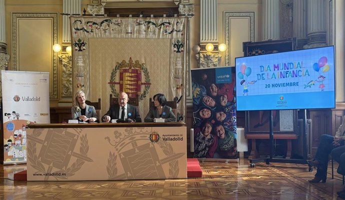 El alcalde de Valladolid, Jesús Julio Carnero, la concejala de Educación y Cultura, Irene Carvajal, y la presidenta de UNICEF de Castilla y León, María Eugenia García, presentan el 'Día Mundial de la Infancia'