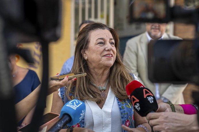 Archivo - La consejera de Desarrollo Educativo y Formación Profesional de la Junta de Andalucía, Carmen Castillo, atendiendo a los medios. 