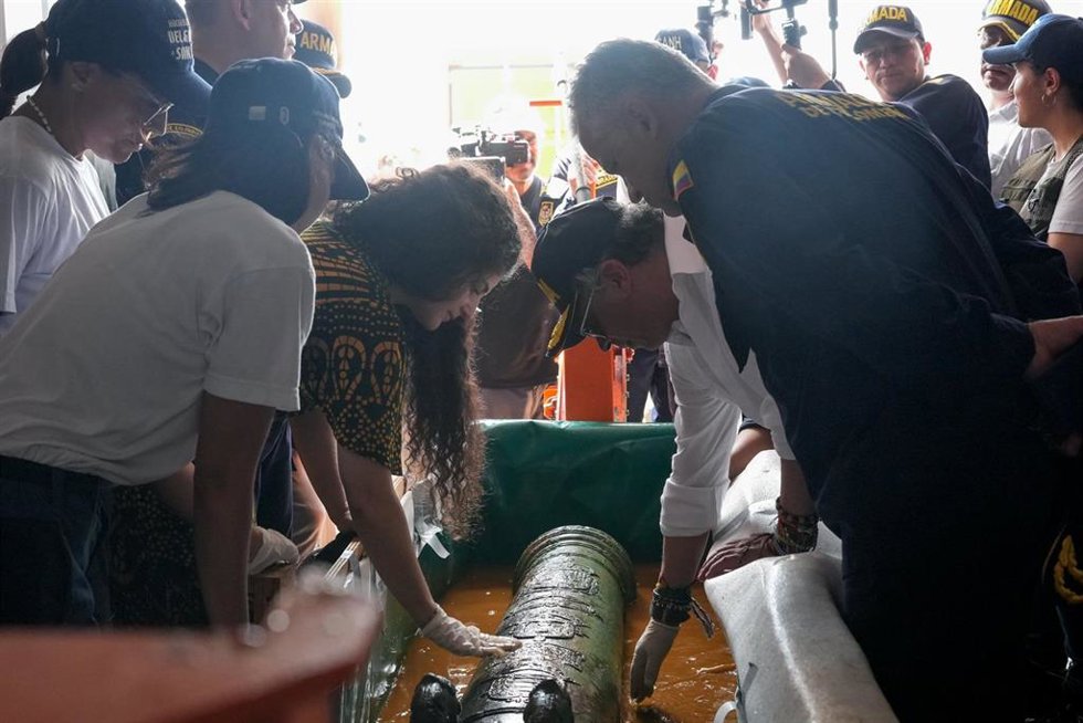 El presidente Gustavo Petro y la ministra Kadamani Yannai presentaron los 5 objetos arqueológicos recolectados del Bien de Interés Cultural Galeón San José: un cañón, una taza de porcelana y tres macuquinas (monedas)