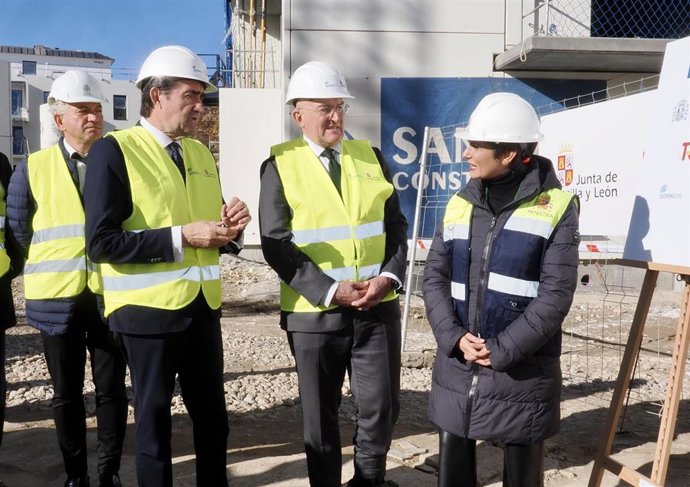 La ministra de Vivienda y Agenda Urbana, Isabel Rodríguez (d), acompañada por el delegado del Gobierno, Nicanor Sen (i), el alcalde de Valladolid, Jesús Julio Carnero (2d), y el consejero de Fomento y Medio Ambiente, Juan Carlos Suárez-Quiñones (2i).