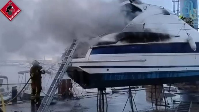 Incendi en un vaixell del port de Cap Roig a Oriola Costa
