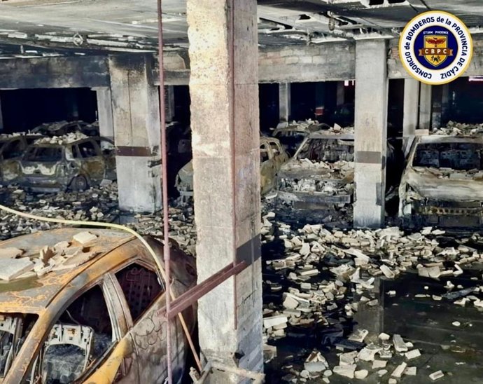 Garaje y vehículos quemados por un incendio en Puerto Real