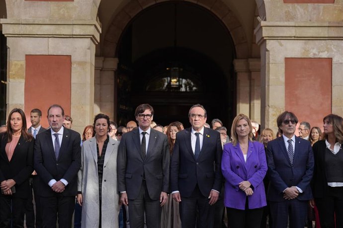 El president de la generalitat, Salvador Illa (3i), el president del parlament, Josep Rull (3d) y miembros de la Mesa durante un minuto de silencio a las puertas del Parlament para condenar el último feminicidio en Catalunya
