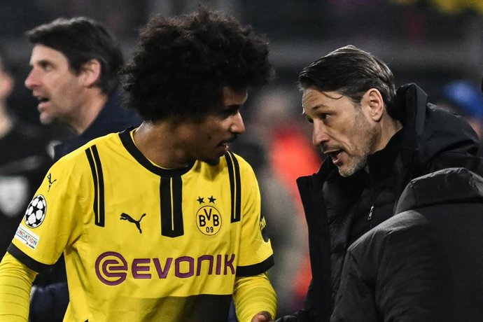 Archivo - El atacante del Borussia Dortmund Karim Adeyemi conversa con su entrenador, Niko Kovac, durante el encuentro de la Champions League 2024-25 ante el LOSC Lille en el Signal Iduna Park.